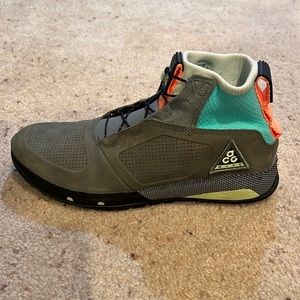 9.5 Men’s NIKE ACG Rucker Ridge Sneakers - Multi-Color